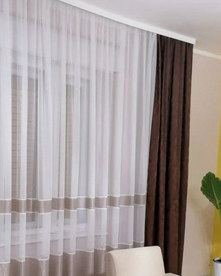 Moderne bele zavese sa braon draperima u dnevnoj sobi
