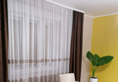 Moderne bele zavese sa braon draperima u dnevnoj sobi